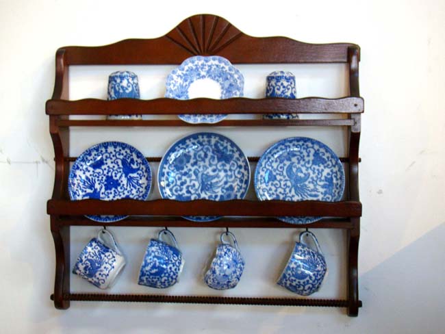 A charming early 20th century miniature plate rack with Japanese "Phoenix" pattern porcelain objects